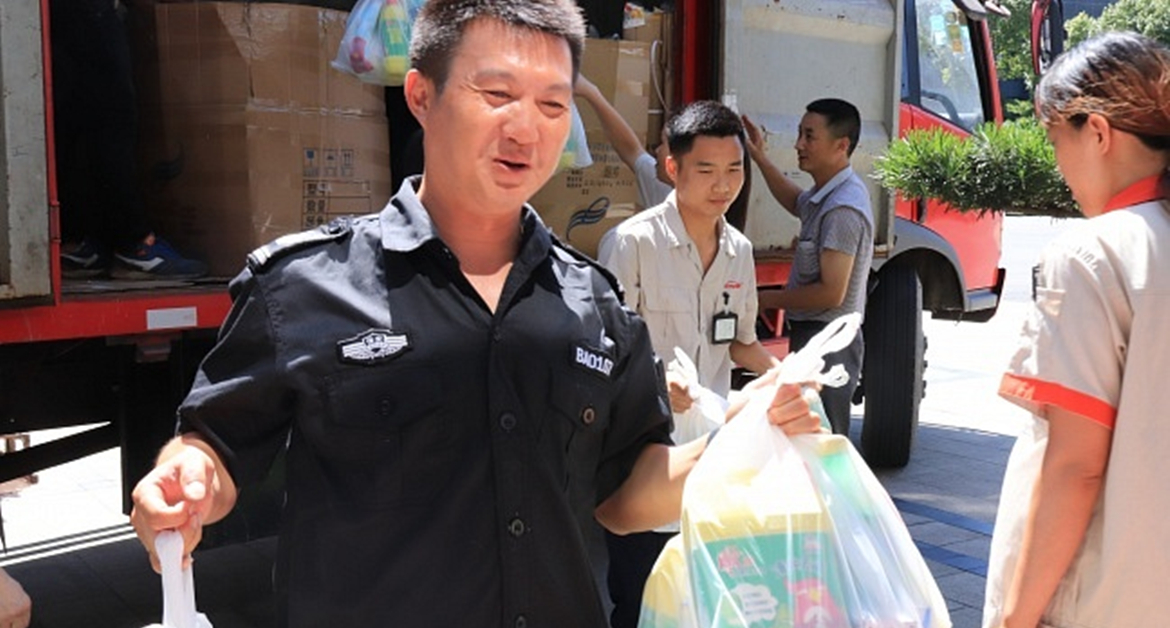 王店鎮(zhèn)工會(huì)王主席一行前來鼎美慰問